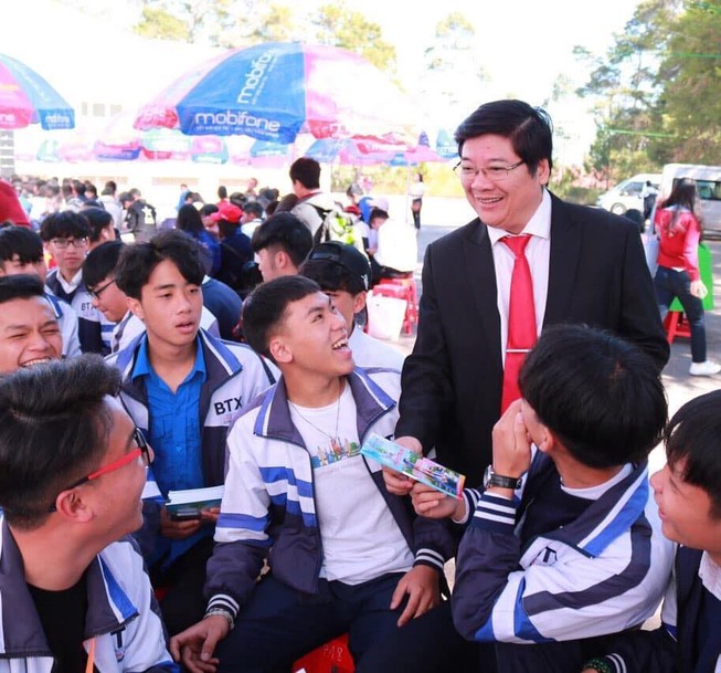 Phó Hiệu trưởng Trần Đình Lý trong một dịp tư vấn cho học sinh về chọn ngành nghề