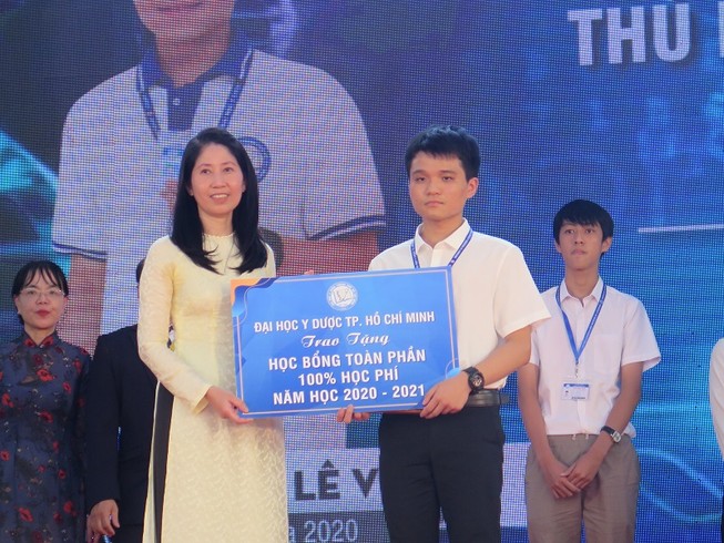 14 tân sinh viên ĐH Y dược TP.HCM nhận học bổng ‘khủng’