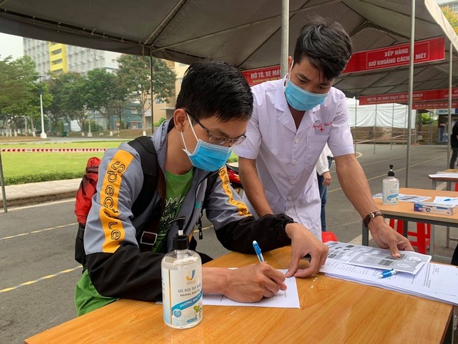 Sinh viên TP.HCM kín mít khẩu trang ngày đầu trở lại kí túc xá
