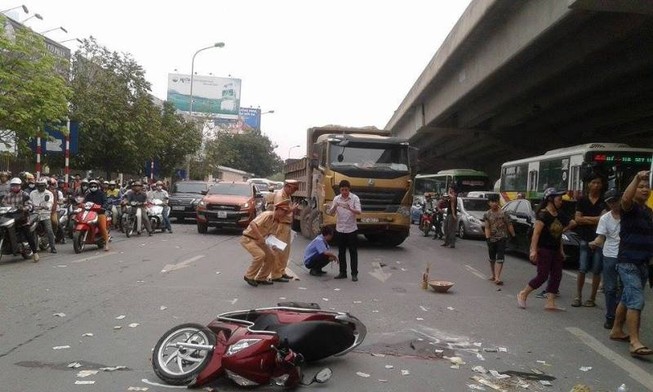 Xe máy va chạm xe tải, một người tử vong tại chỗ