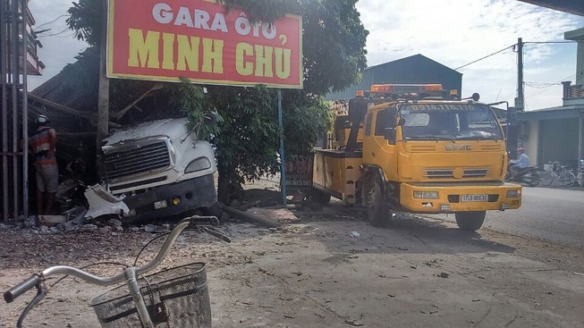 Xe container bất ngờ đâm vào nhiều nhà dân ven quốc lộ
