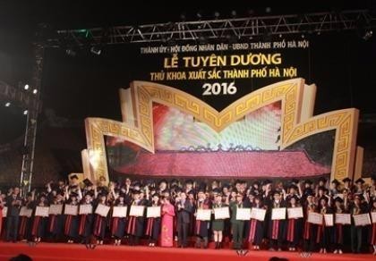 Hà Nội: Tuyên dương 100 thủ khoa xuất sắc