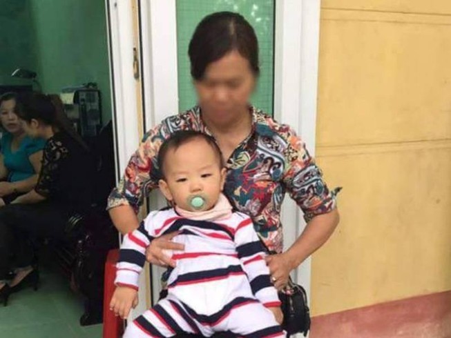 Phát hiện bé trai bị bỏ rơi ngay trước cổng trường