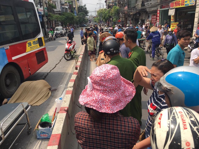 Văng qua dải phân cách, nam thanh niên bị xe buýt cán