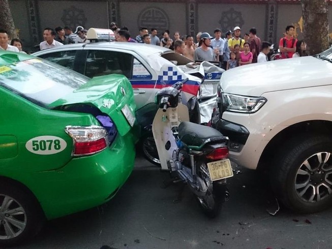 Ô tô tông liên hoàn các phương tiện, 2 người nhập viện