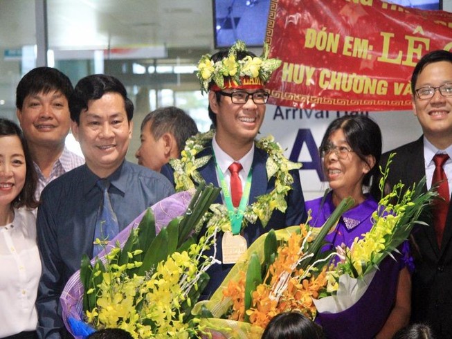 Đón những 'chàng trai vàng' Olympic Toán học 2017