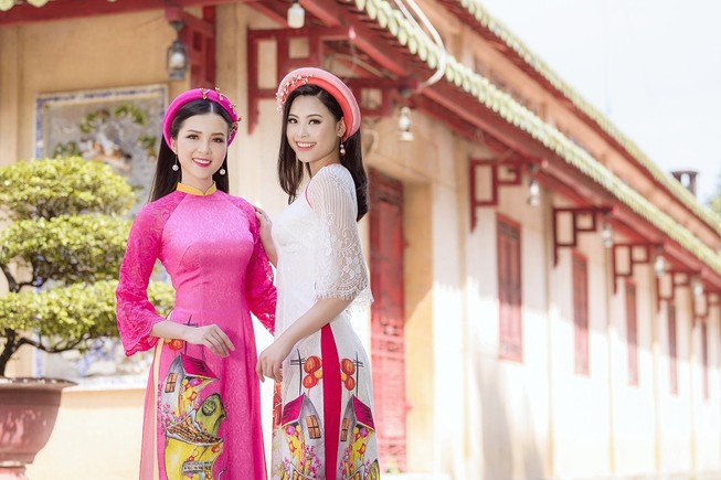Thuý Vi và Đào Hà thướt tha trong tà áo dài Tết đón Xuân