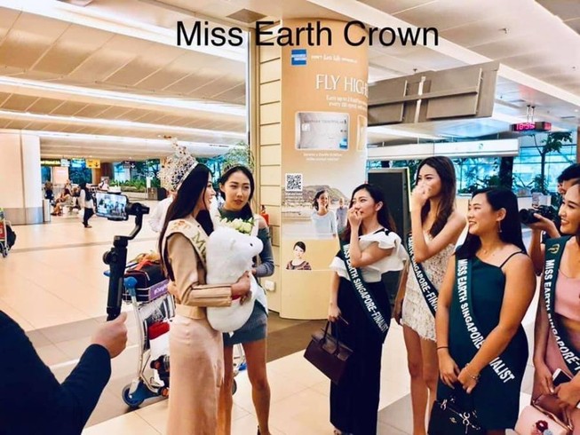Nhà sáng lập Miss Earth Singapore đón Phương Khánh