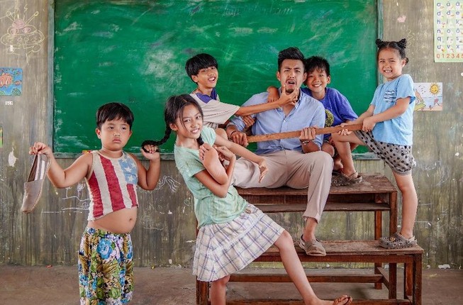 Lớp học đặc biệt của 'Anh thầy ngôi sao' mừng năm học mới
