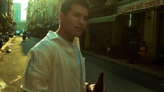 Quốc Thiên phong cách retro giữa lòng Sài Gòn