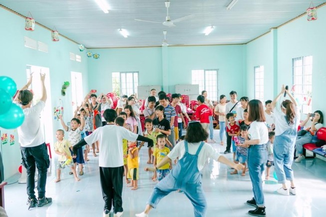 Kaity Nguyễn cùng hội bạn thân có ngày Trung thu ý nghĩa