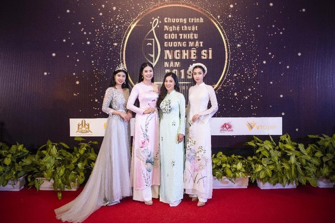 Hoa hậu Ngọc Hân và Đỗ Mỹ Linh hội ngộ khoe sắc đầu năm