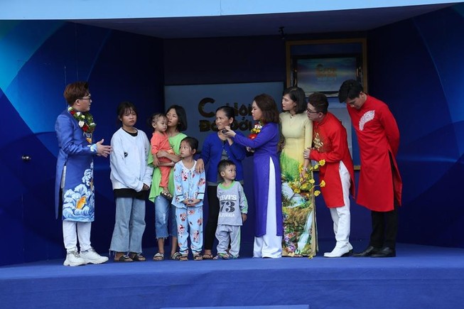 Long Nhật, Xuân Nghị được bà con Cần Thơ đãi ăn