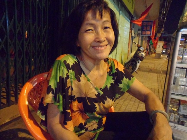 Những người đón tết ở lề đường, hè phố