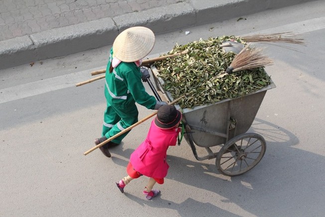 Bộ ảnh mẹ con chị lao công ngày tết gây xúc động mạnh