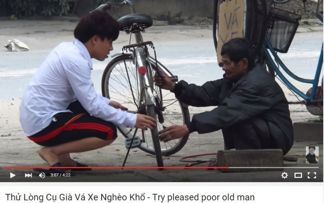 Xúc động clip 'Thử lòng người vá xe và cái kết bất ngờ'