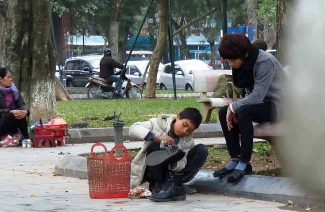 Thử lòng cậu bé đánh giày và điều bất ngờ
