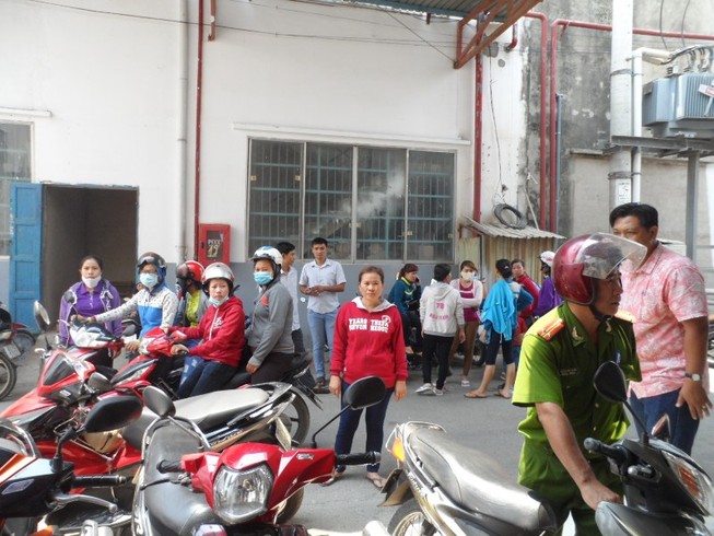 Công nhân mệt mỏi đợi trả tiền nợ lương, bảo hiểm