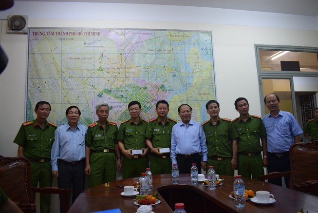 Khen thưởng công an phá băng lừa qua điện thoại