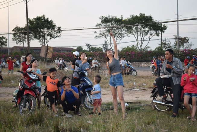 Mê mẩn cánh đồng diều Hóc Môn, hàng trăm người dừng xe