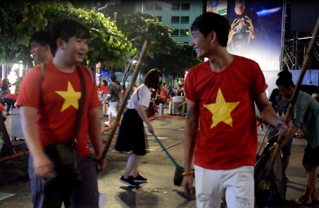 Những người trẻ lặng lẽ ở lại phố đi bộ Nguyễn Huệ dọn rác