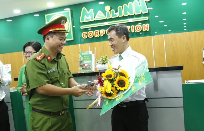 Tài xế Mai Linh được công an trao 49 triệu