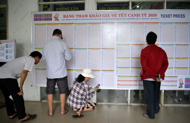 Ngày đầu bán vé tết: ‘Chưa kịp mua đã hết vé’