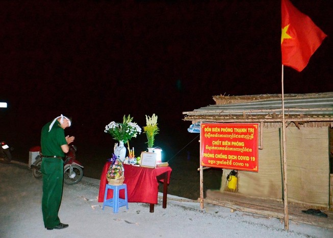 Chiến sĩ biên phòng lập bàn thờ vọng bái biệt cha vì COVID-19