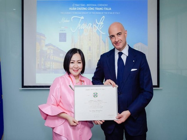 Bà Trang Lê nhận Huân chương công trạng Ý