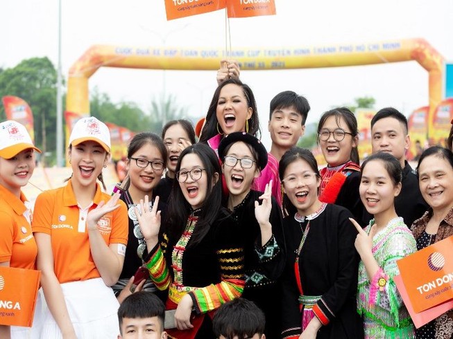'Nhờ giải đua xe, chúng tôi lần đầu được gặp H’Hen Niê'