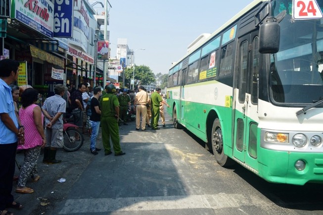 Thương tâm: Cô gái trẻ bị xe buýt cán tử vong
