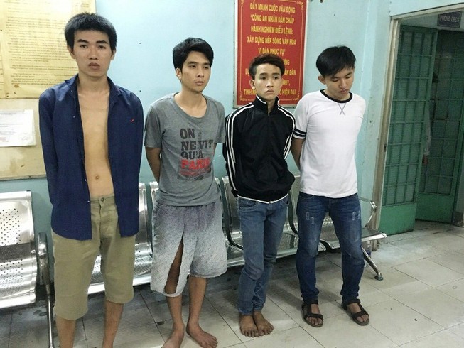 Trinh sát vượt tường rào 3 m, leo mái nhà truy bắt tội phạm