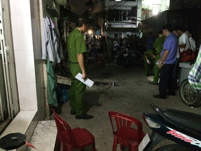 Lao vào phòng trọ đâm chết người trên bàn nhậu