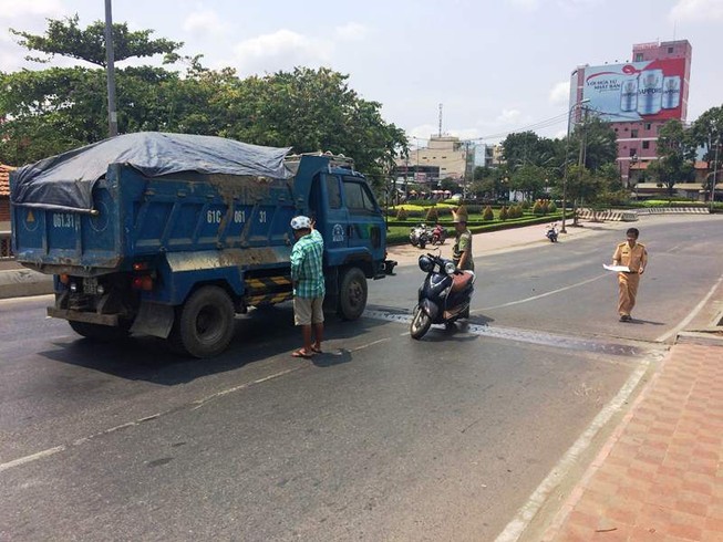 Nữ sinh bị xe ben cán gãy chân khi đang đi học