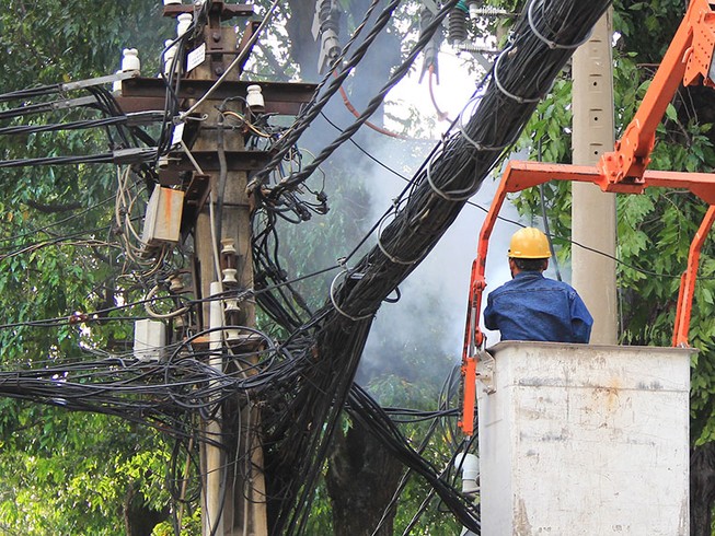 Phong tỏa đường vì nhánh cây gãy gây cháy dây điện