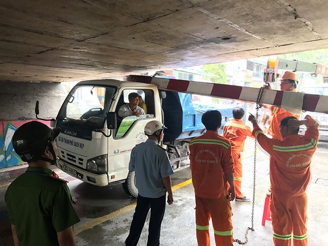 Phong tỏa đường Hoàng Sa do xe ben húc thanh giới hạn