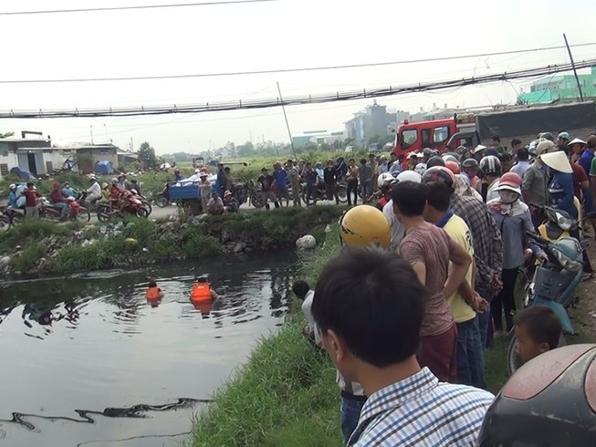 Xe tay ga trôi dưới kênh Nước Đen chưa rõ nguyên nhân
