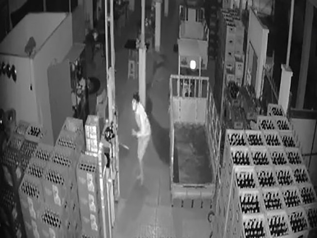 Camera ghi lại cảnh tên trộm đột nhập đại lý bia
