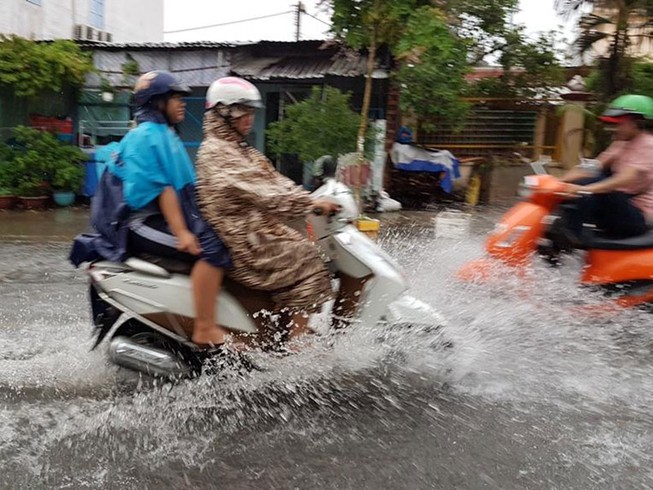 Đường vừa chống ngập: Mưa lớn... lại ngập!