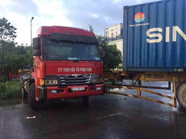 Xa lộ Hà Nội kẹt cứng vì container xoay ngang
