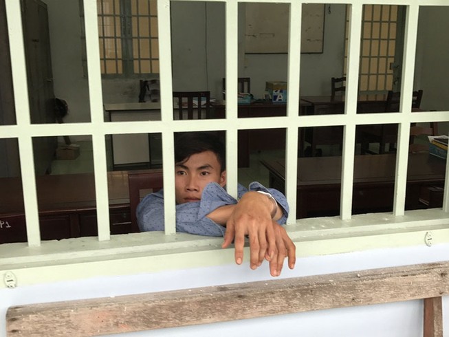 Nổ súng giải cứu 2 cô gái bị kẻ nghiện khống chế