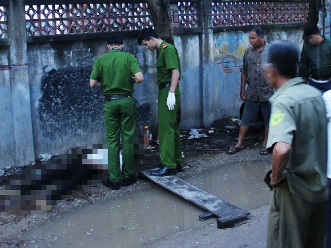 Nam thanh niên gục chết trong con hẻm ở Hóc Môn