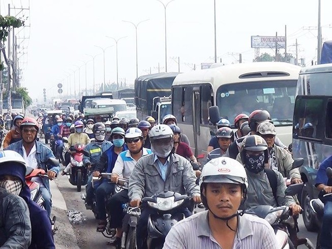 3 ô tô tông liên hoàn ở TP.HCM, giao thông ùn ứ