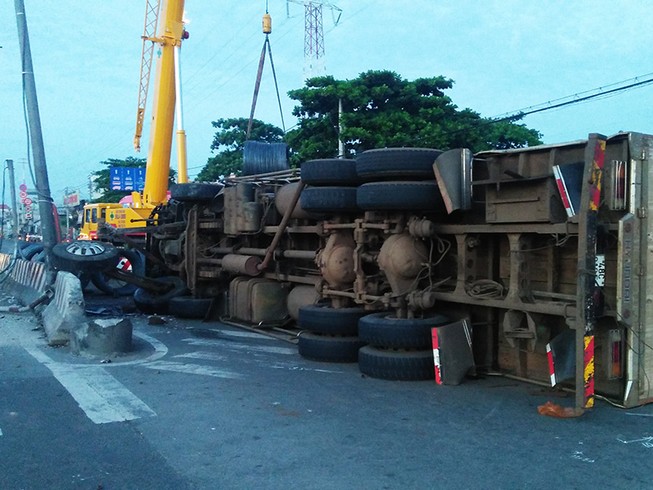 3 người bò ra khỏi xe tải bị lật ở Bình Tân