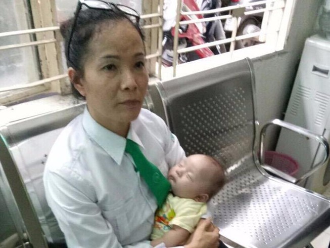Người mẹ bỏ rơi bé trai 2 tháng tuổi trên taxi