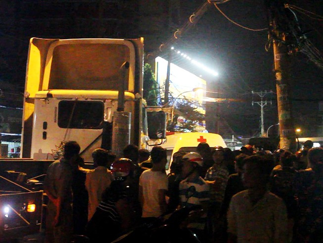 Người đàn ông bị container cán tử vong trong đêm