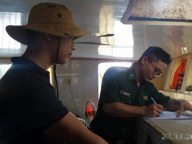Biên phòng TP.HCM vây bắt sà lan trộm cát giữa sóng to