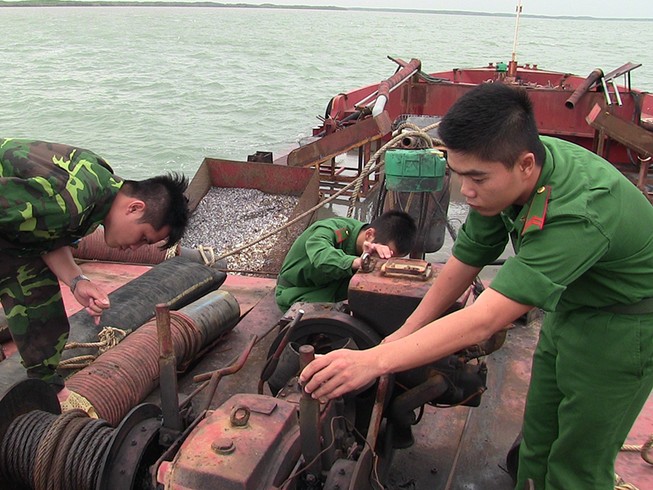 Cát tặc phủ mền, xóa biển số trốn biên phòng trong đêm