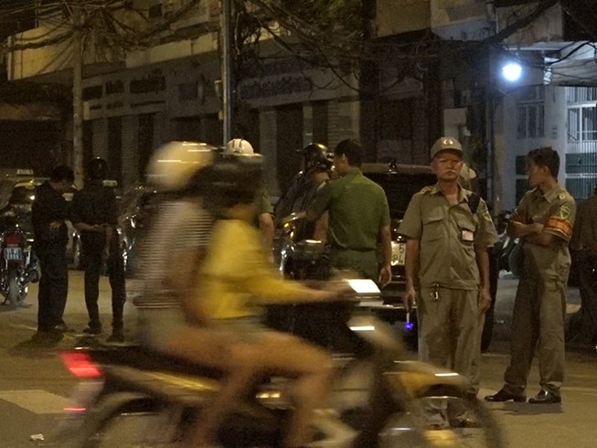 Băng qua giao lộ, cháu nhỏ bị tông văng lên nắp capô