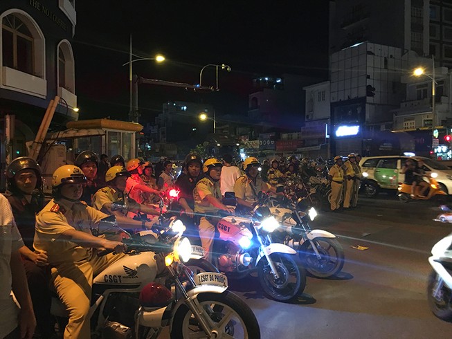 Cảnh sát giao thông phát loa giải tán đám đông